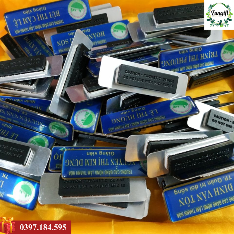 Biển tên nhân viên cài áo