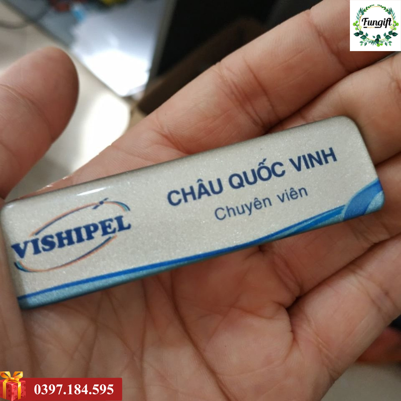 In biển tên cài áo nhân viên