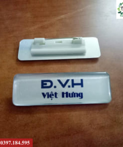 In biển tên nhân viên