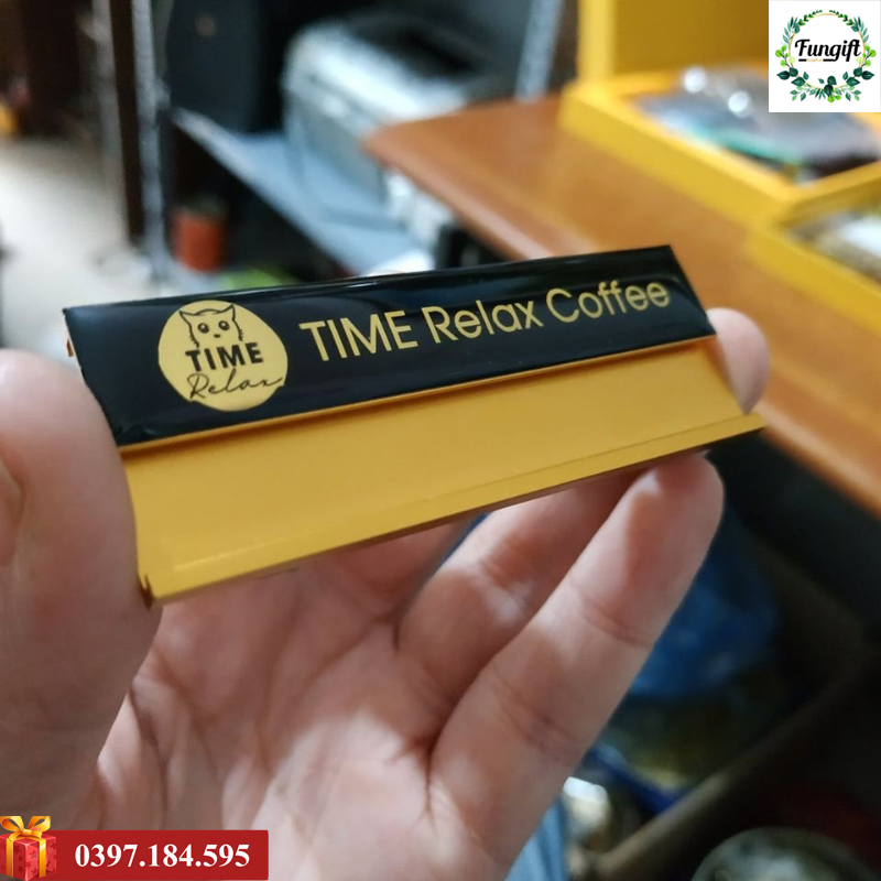 In thẻ tên nhân viên cài áo