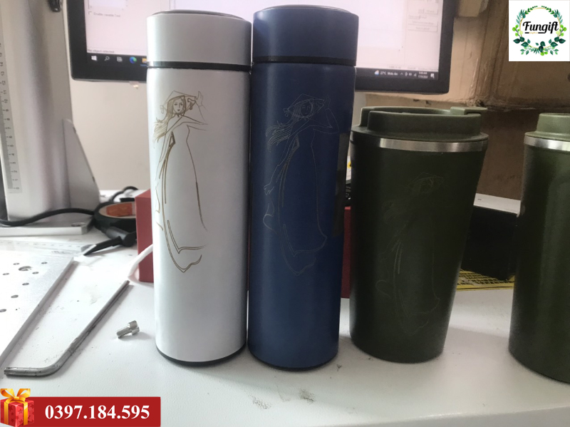 Khắc laser lên bình giữ nhiệt
