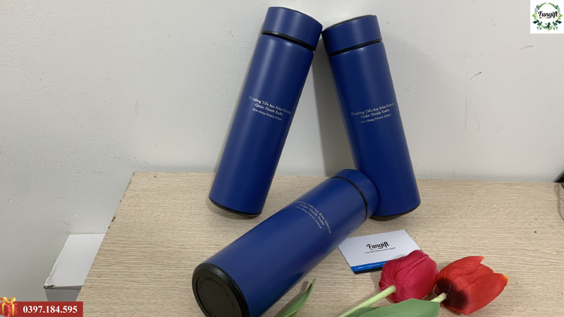 Khắc tên lên bình giữ nhiệt