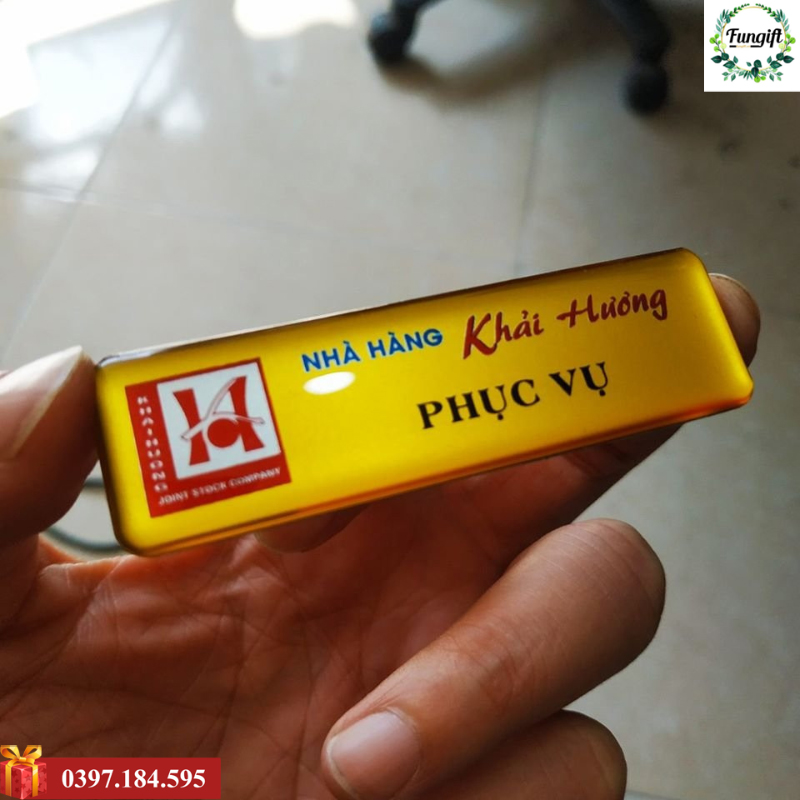 Làm bảng tên nhân viên