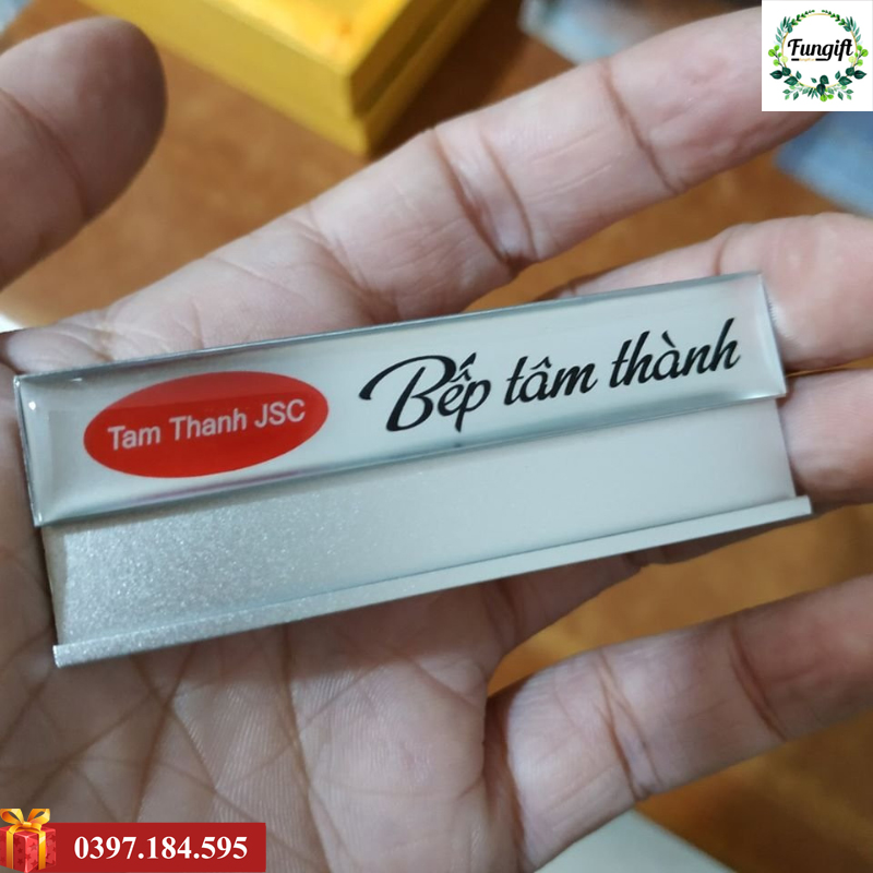 Làm bảng tên nhân viên