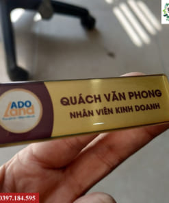 Làm bảng tên nhân viên giá rẻ