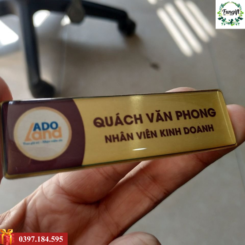 Làm bảng tên nhân viên giá rẻ