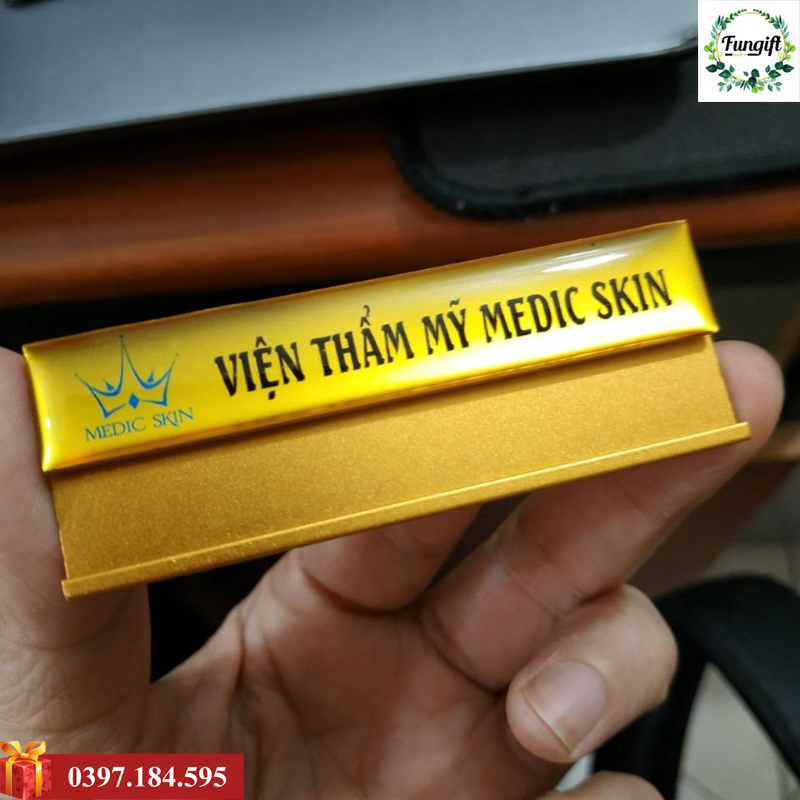 Nhận làm bảng tên nhân viên cài áo