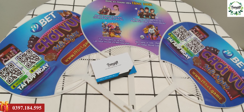 Quạt nhựa cầm tay