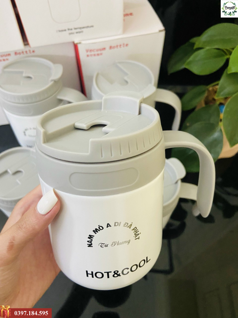 Ca giữ nhiệt có quai cầm khắc chữ