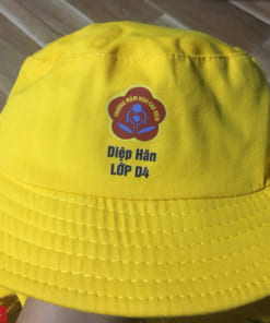 In tên học sinh lên mũ cho trường mầm non