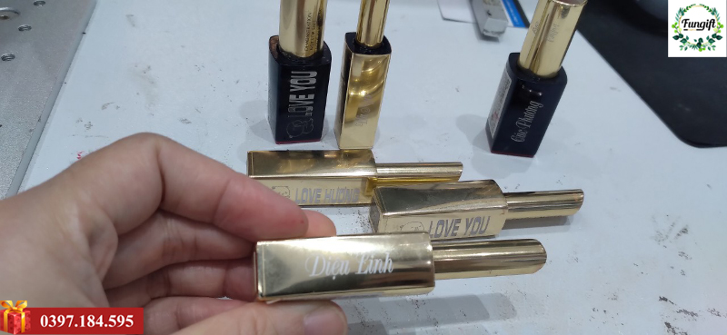Khắc chữ lên cây son