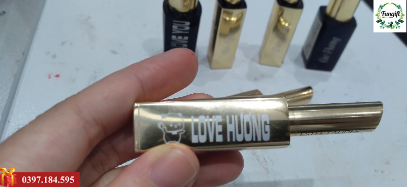 Khắc tên lên son bằng công nghệ khắc laser