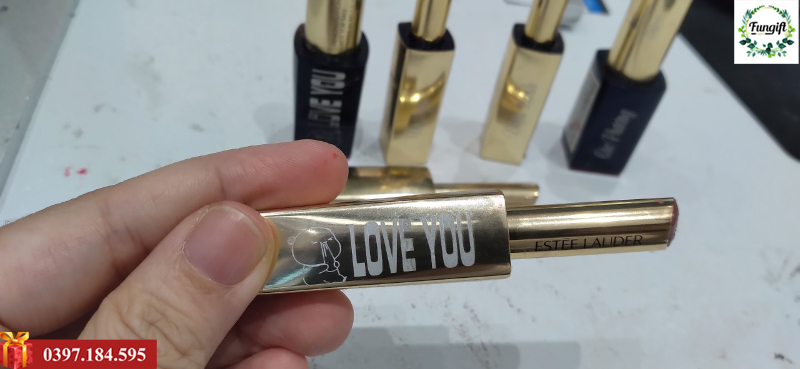 Khắc tên lên son bằng laser