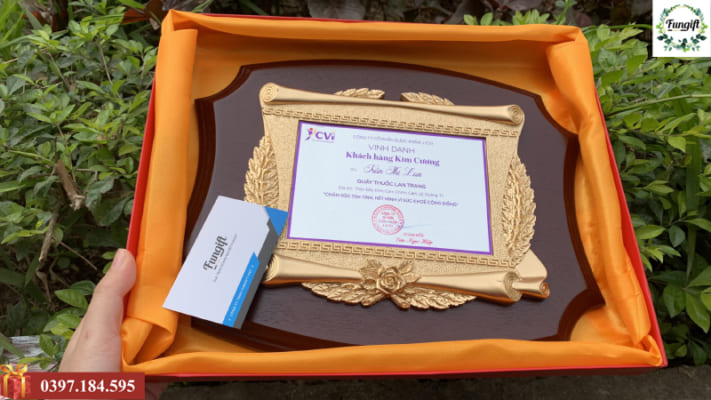 Bảng vinh danh bằng gỗ