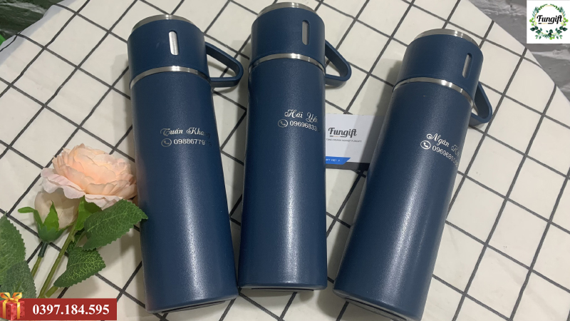 Bình đựng nước khắc tên