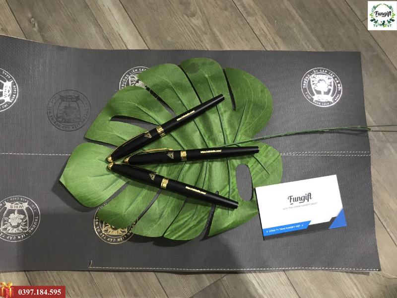 Bút kim loại khắc chữ