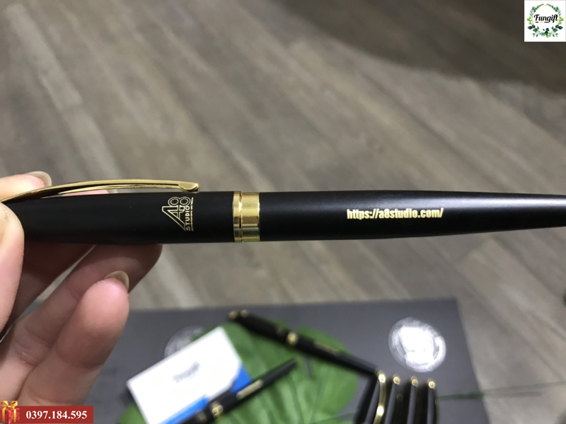 Bút kim loại khắc logo làm quà tặng