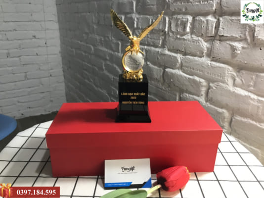 Cúp lưu niệm kim loại