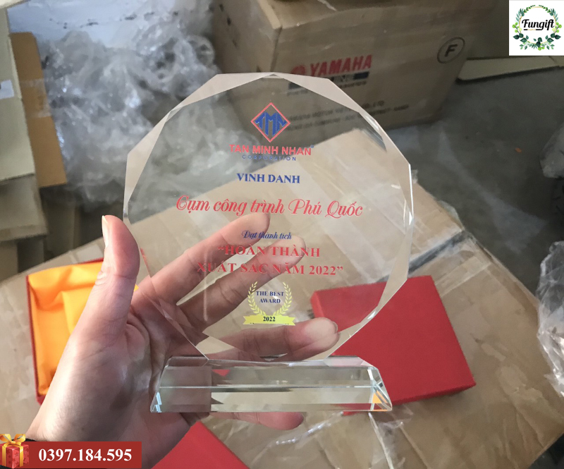 Cúp pha lê vinh danh