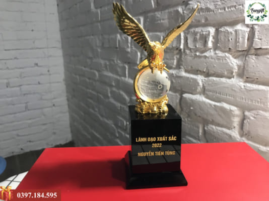 Cúp vinh danh cá nhân xuất sắc