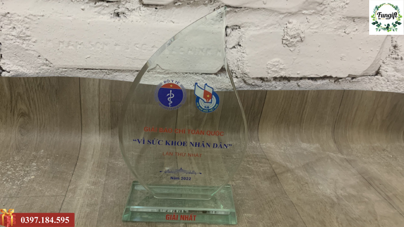 Cúp vinh danh pha lê
