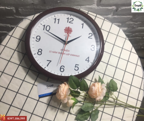 Đặt đồng hồ treo tường theo yêu cầu