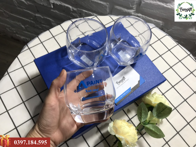 In cốc thủy tinh ở Hà Nội