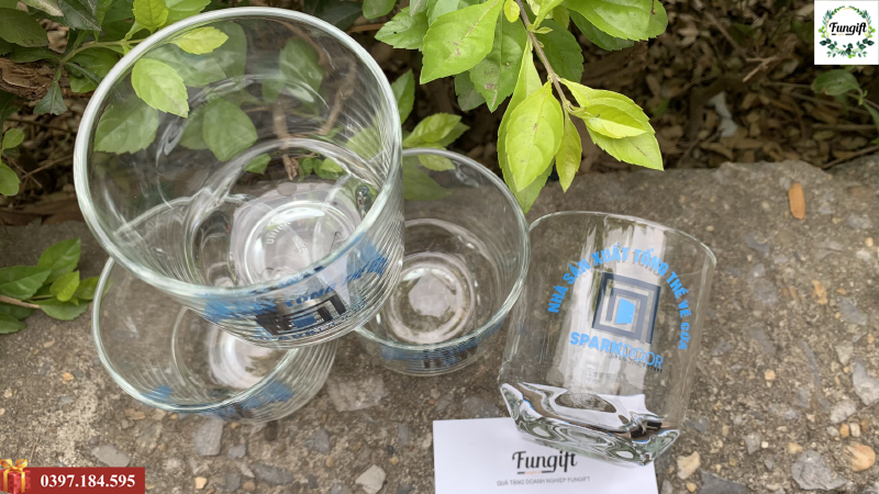 In hình lên ly thủy tinh