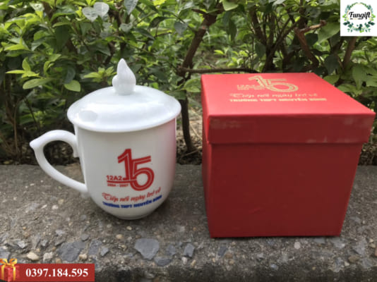 In logo lên ly sứ Bát Tràng làm quà tặng