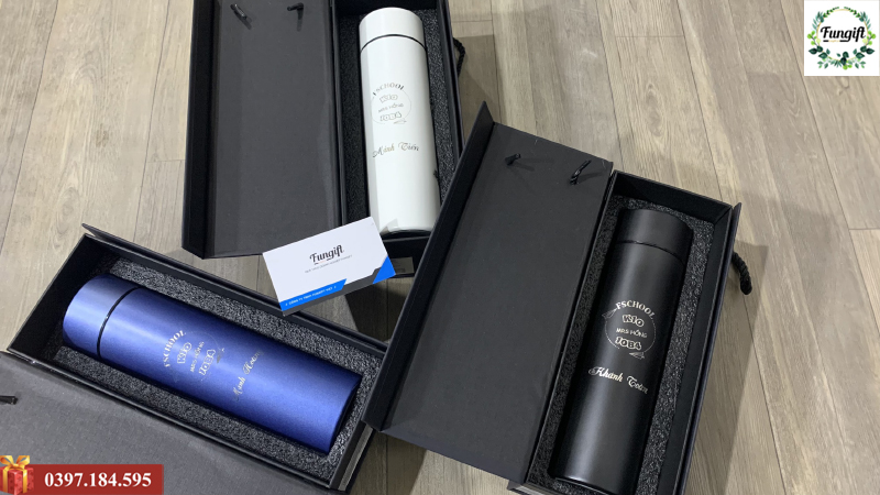 Khắc chữ lên bình giữ nhiệt