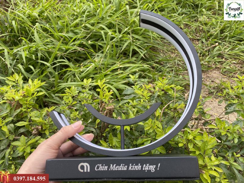 Khắc chữ lên đèn trang trí