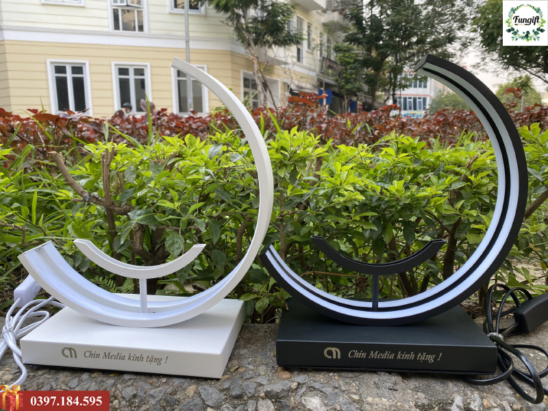 Khắc logo lên đèn để bàn theo yêu cầu