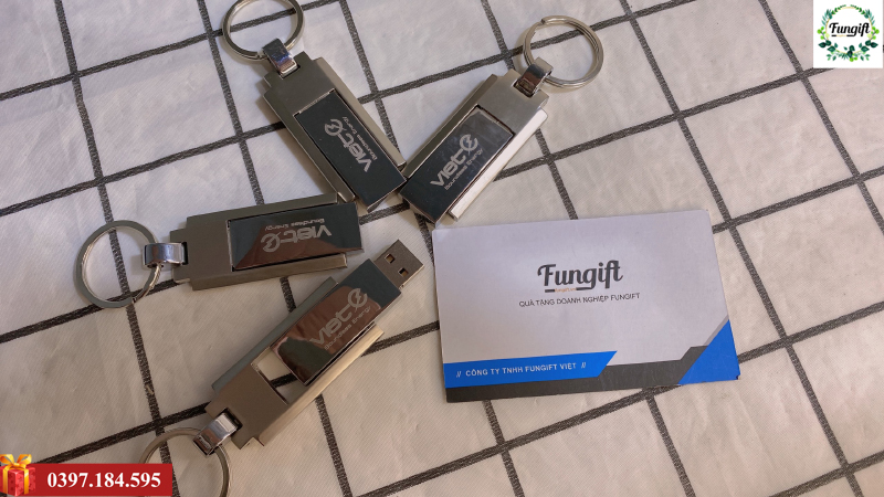 Khắc logo trên USB làm quà tặng