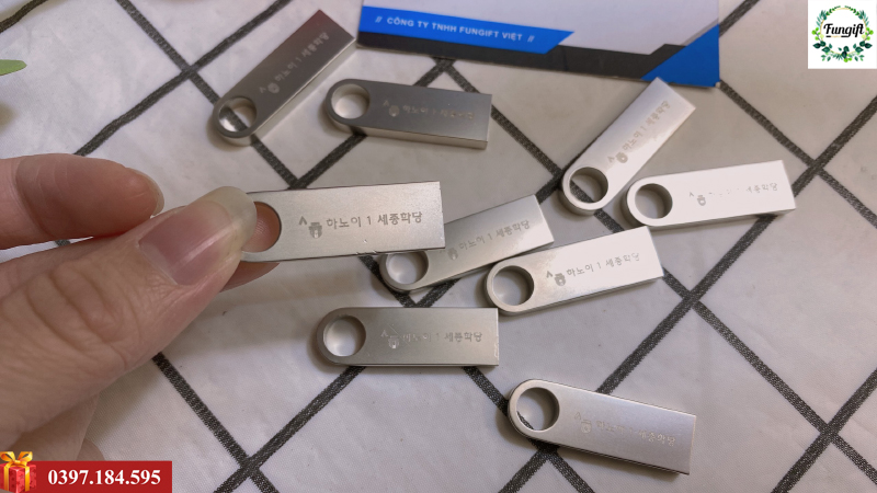 Khắc logo usb kim loại bằng laser