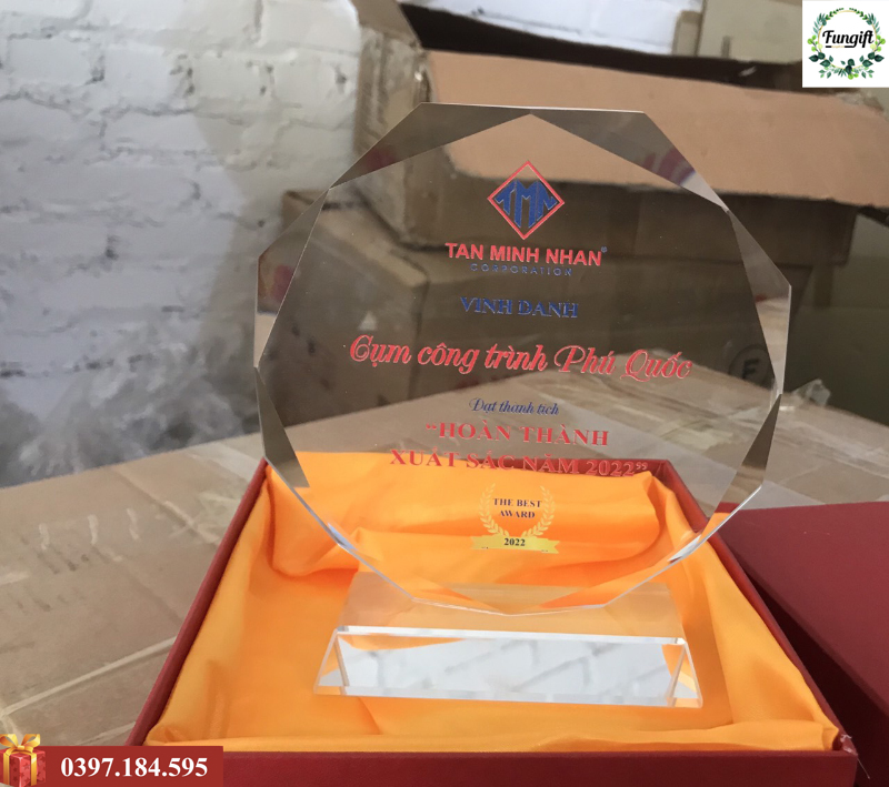 Kỷ niệm chương pha lê giá tại xưởng