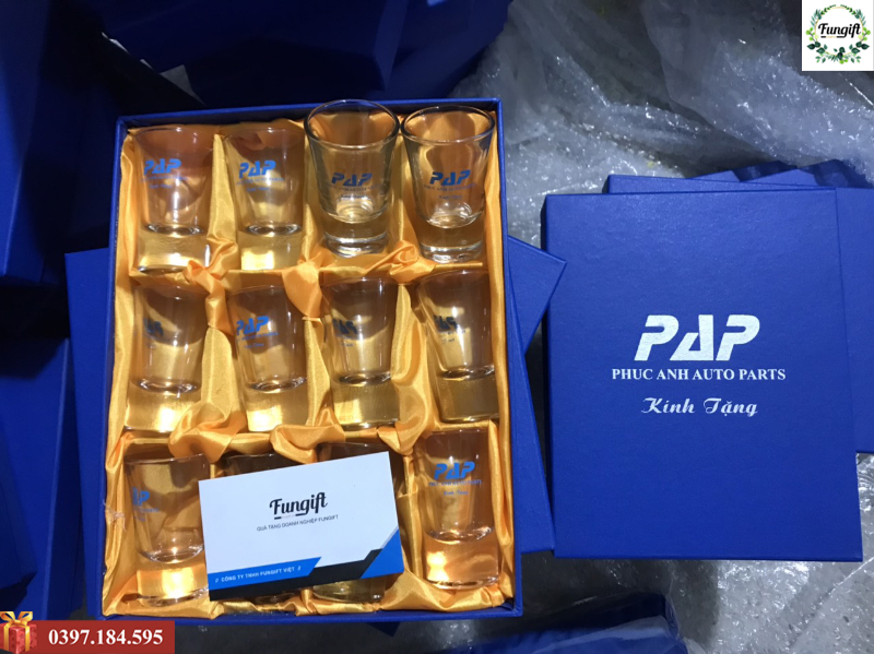 Ly thủy tinh uống rượu mạnh