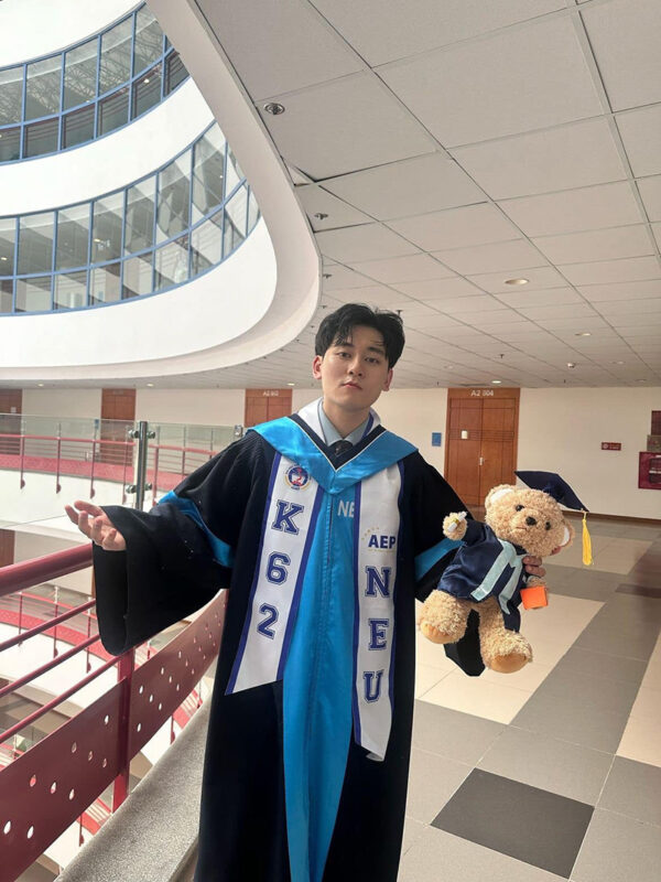 Gấu cử nhân in tên trường Đại học