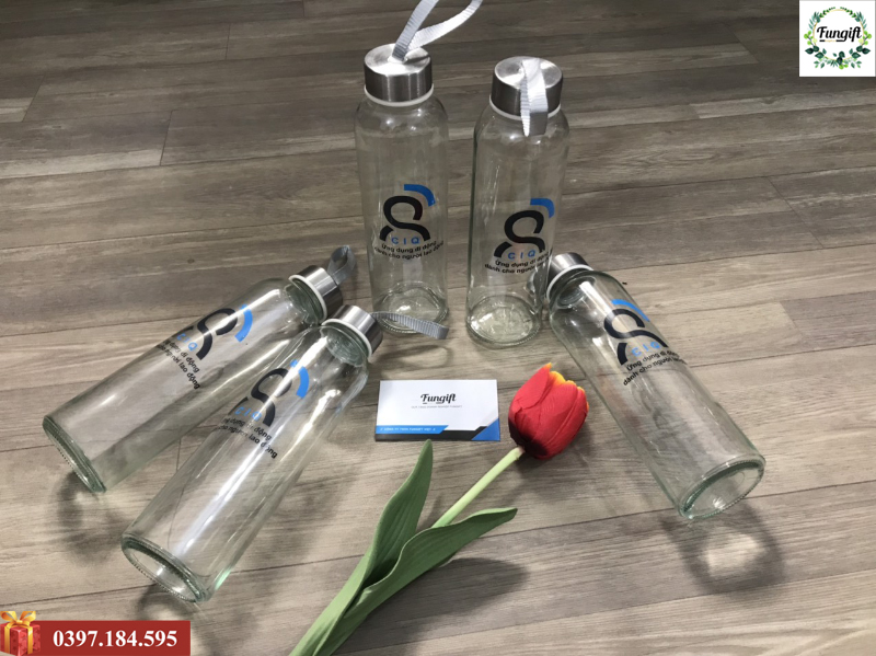 Bình nước và móc khóa in logo