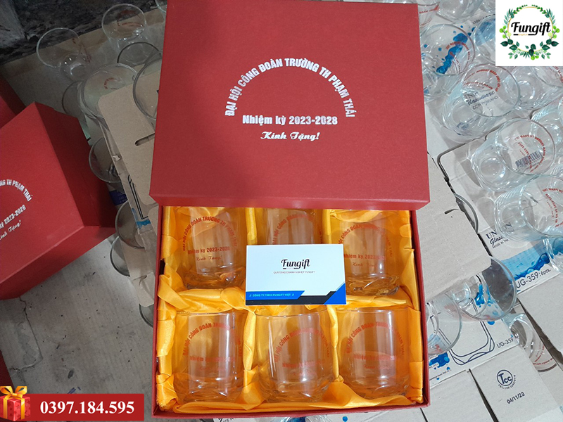 In chữ lên cốc thủy tinh