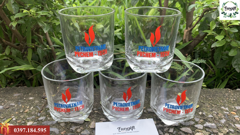 In chữ lên ly thủy tinh