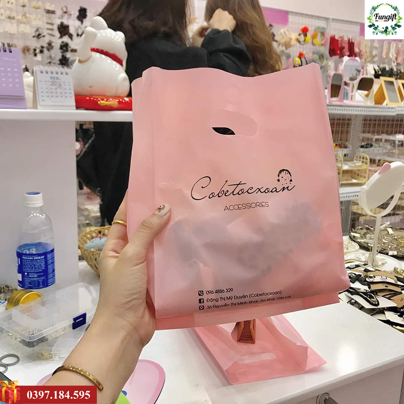 In chữ lên túi bóng