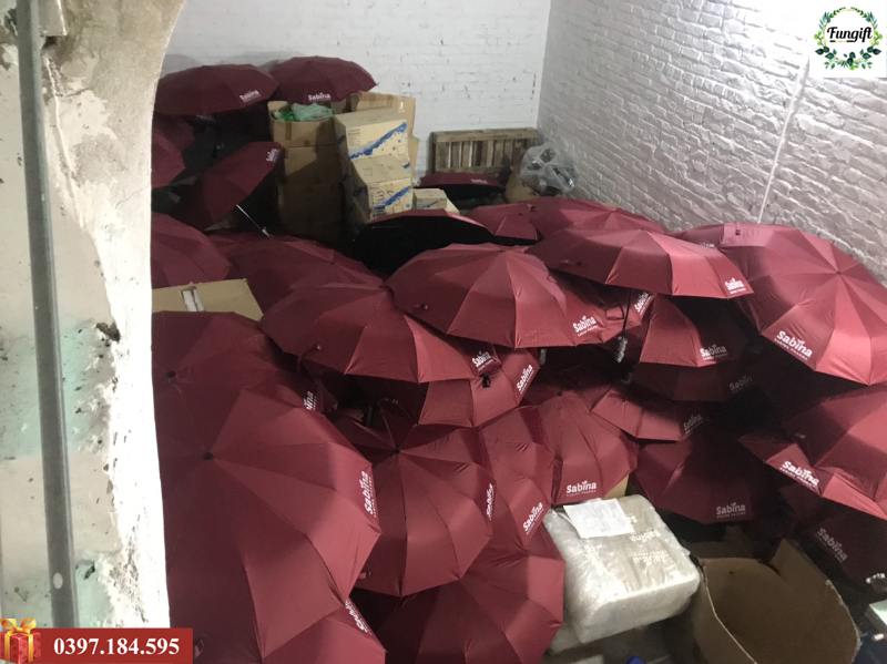 In logo trên ô dù cầm tay quà tặng quảng cáo