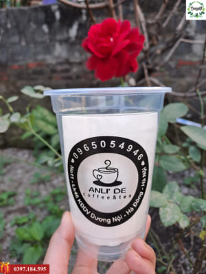 In nhãn hiệu lên ly nhựa