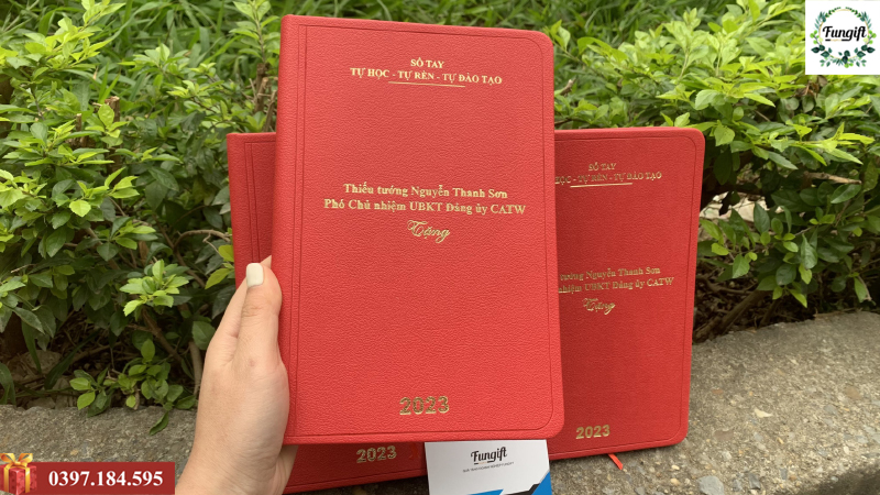 In sổ da dập chìm logo công ty