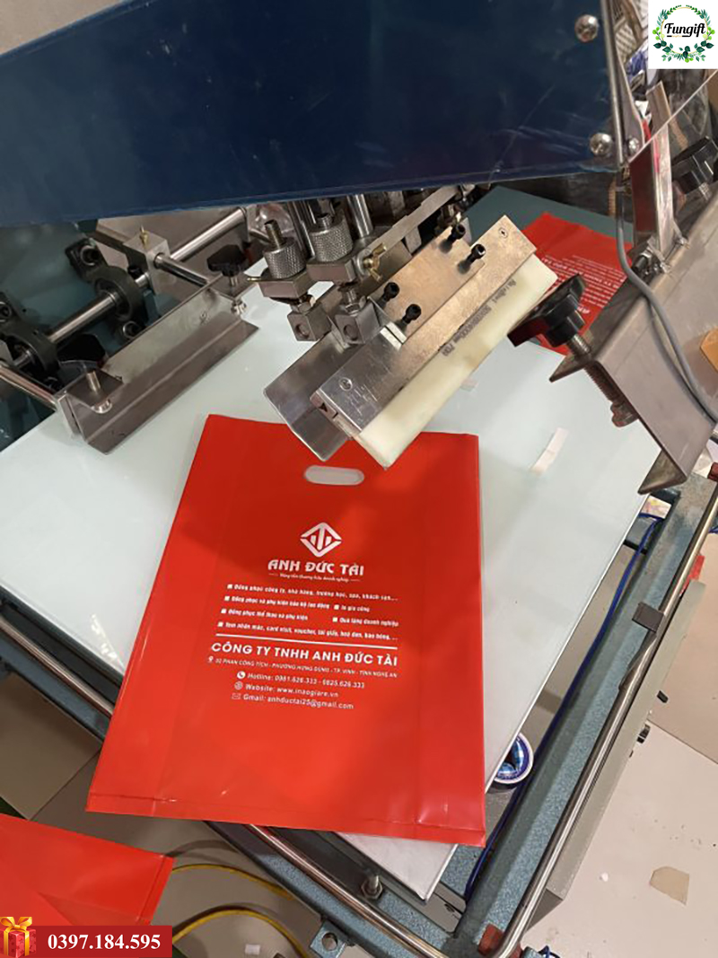 In túi ni lông tại xưởng