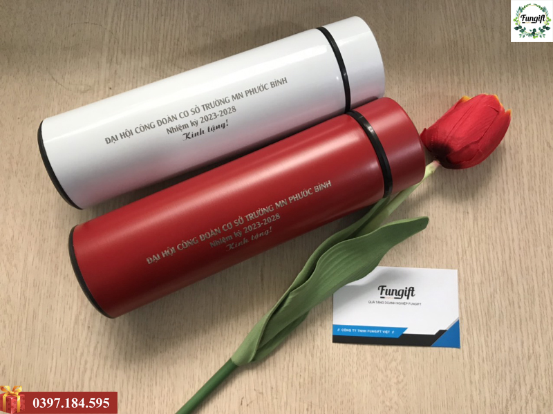 Khắc chữ lên bình giữ nhiệt