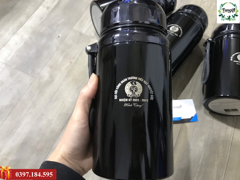 Khắc laser bình giữ nhiệt làm quà tặng