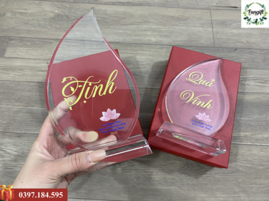 Kỷ niệm chương pha lê in logo giá rẻ Hà Nội