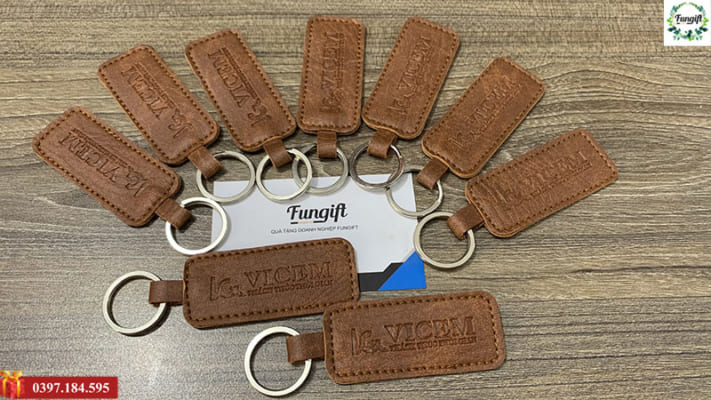 Móc khóa da chữ nhật dập logo theo yêu cầu