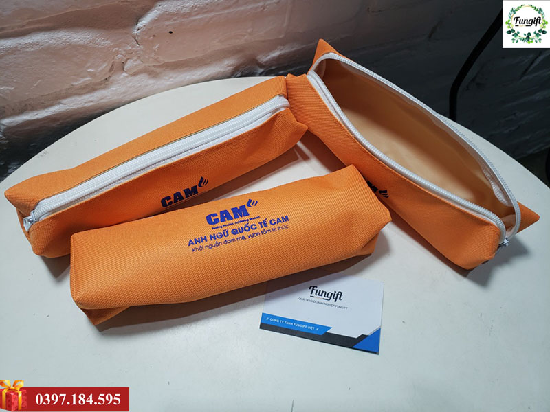 In logo lên túi đựng bút làm quà tặng cho trung tâm tiếng anh